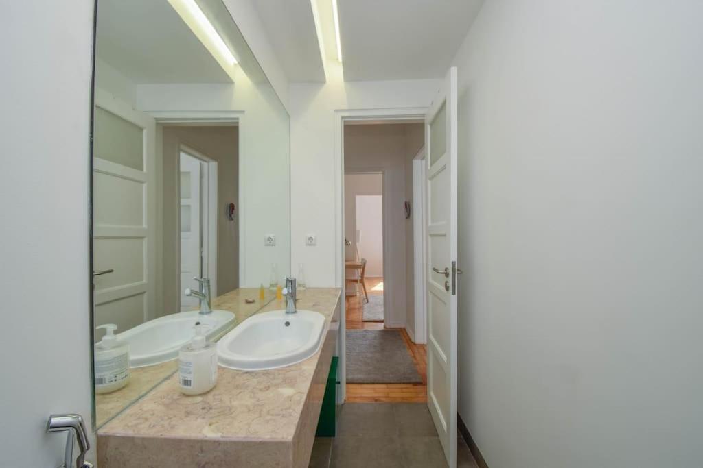 Cozy And Sunny Family Apartment Lisbona Esterno foto