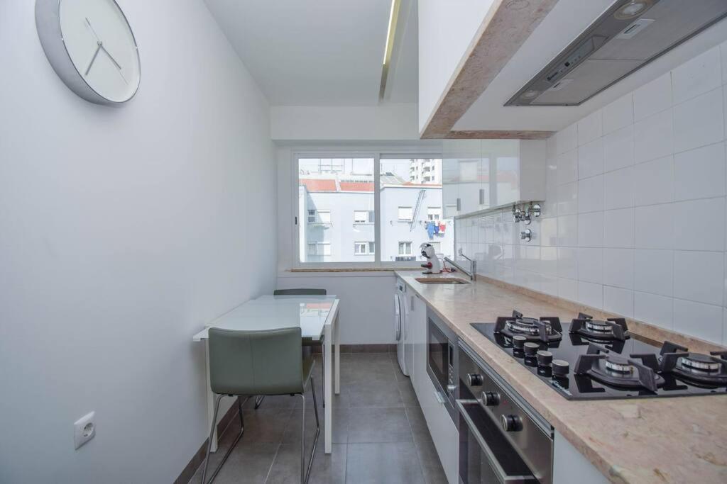Cozy And Sunny Family Apartment Lisbona Esterno foto