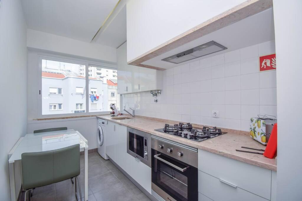 Cozy And Sunny Family Apartment Lisbona Esterno foto